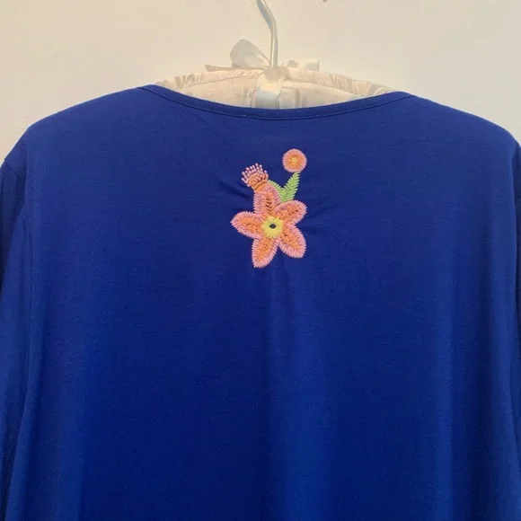 Solitaire Floral Embroidery Relaxed V Neck Tunic Top - Picture 5 of 8